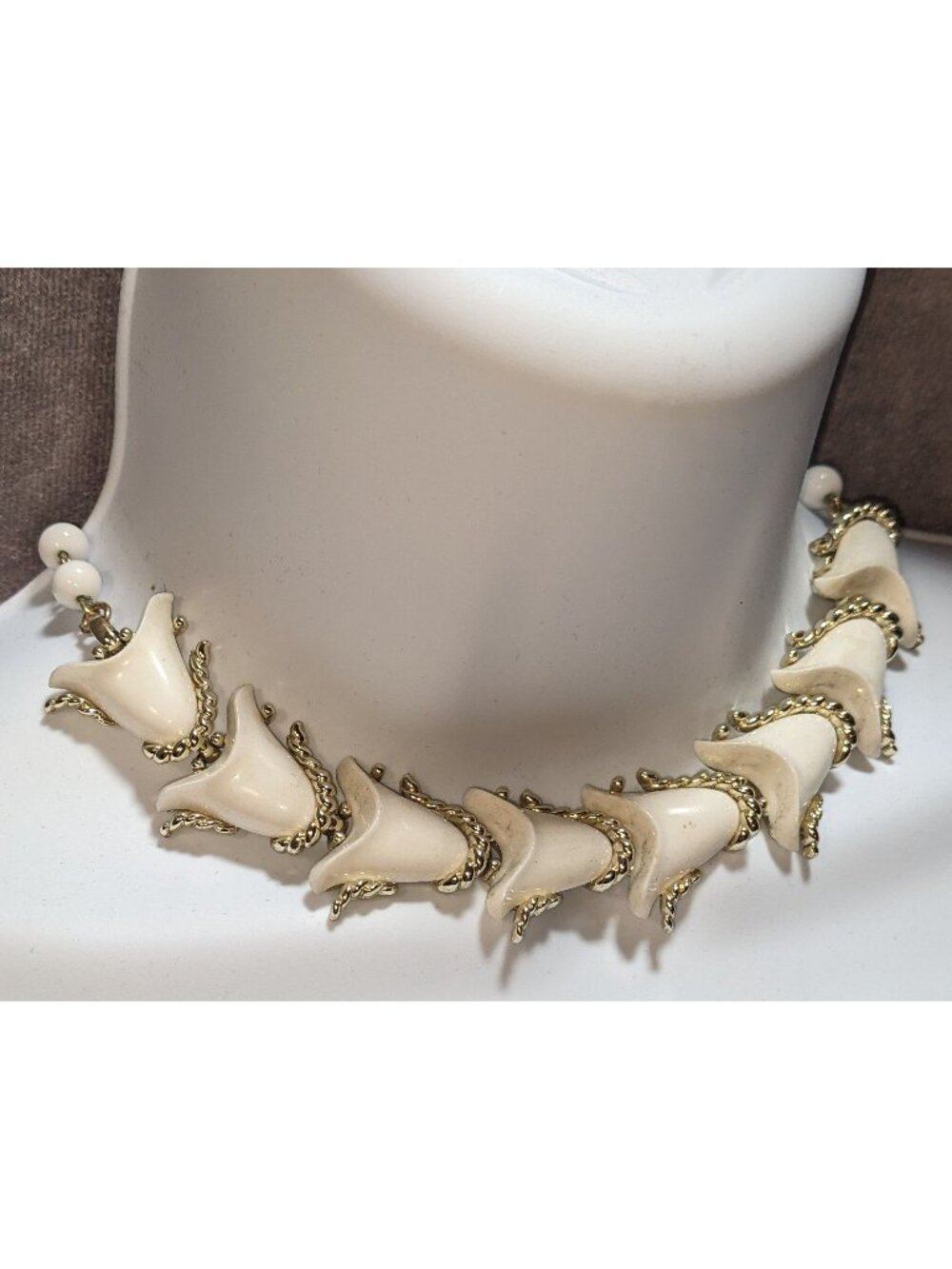 Vintage Volupte 1930s/40s White Lucite Floral Necklace